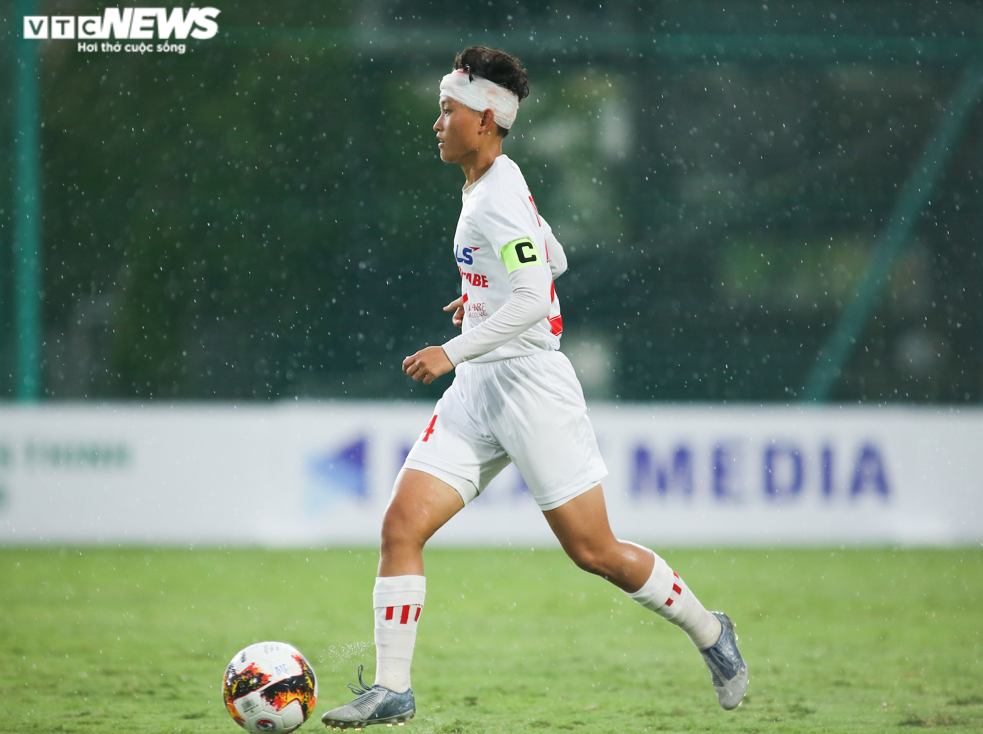 Cầu thủ U19 nữ quấn băng trắng, miệt mài thi đấu dưới mưa - 3