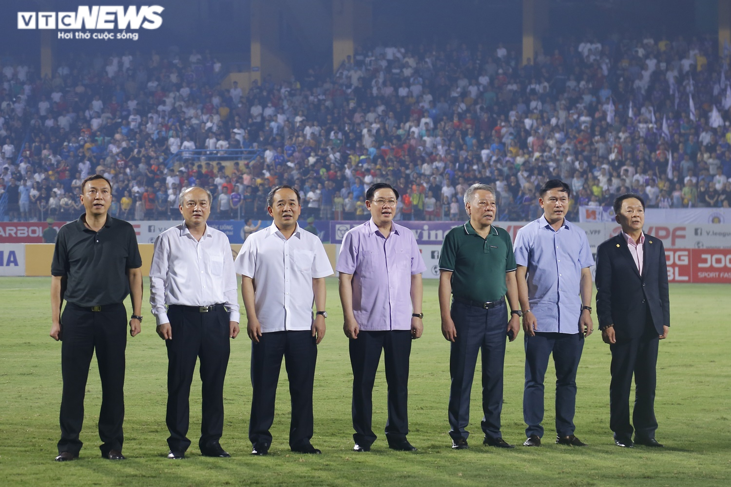 2 Ủy viên Bộ Chính trị dự khán trận Hà Nội FC - HAGL - 4