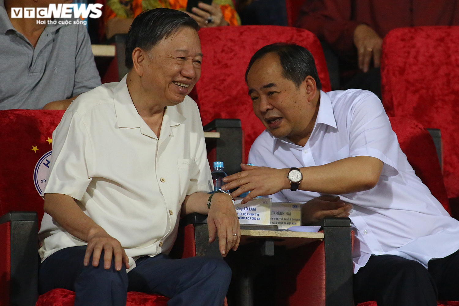 2 Ủy viên Bộ Chính trị dự khán trận Hà Nội FC - HAGL - 2