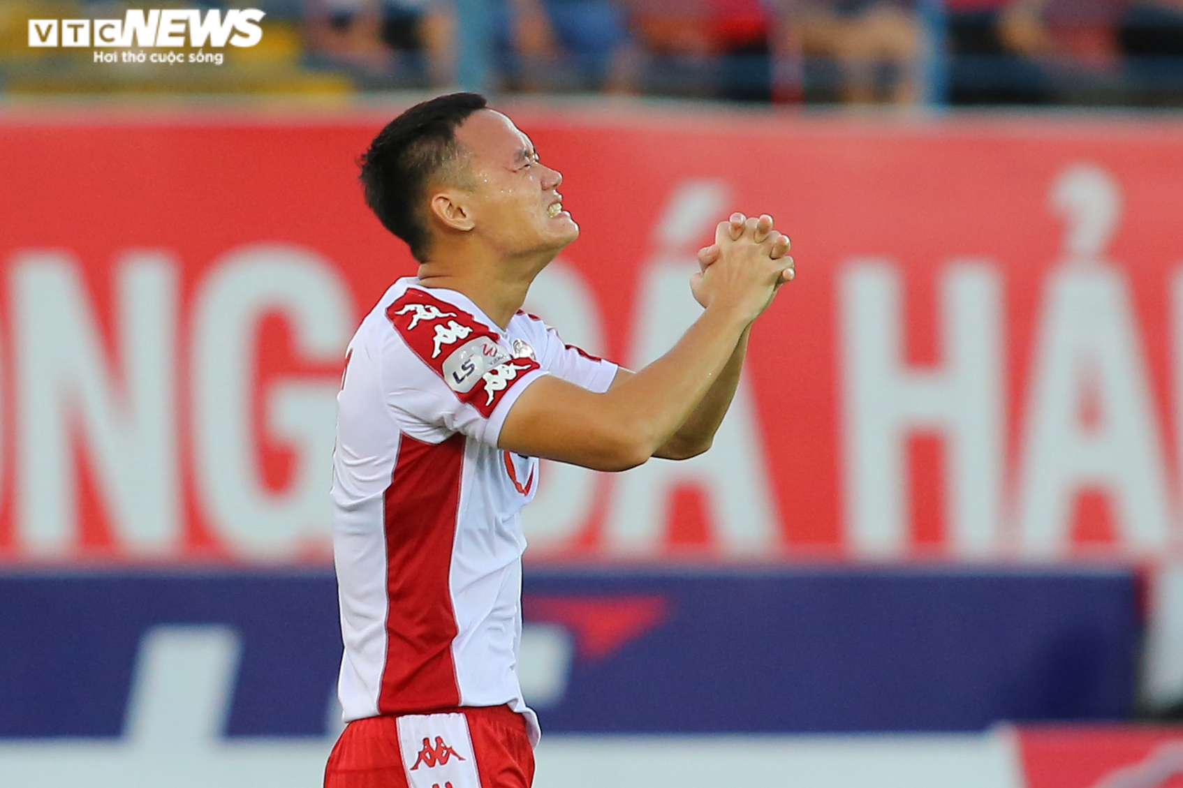 Cầu thủ từng dạt sang Lào, đứt 2 dây chằng trở thành hiện tượng V-League - 2