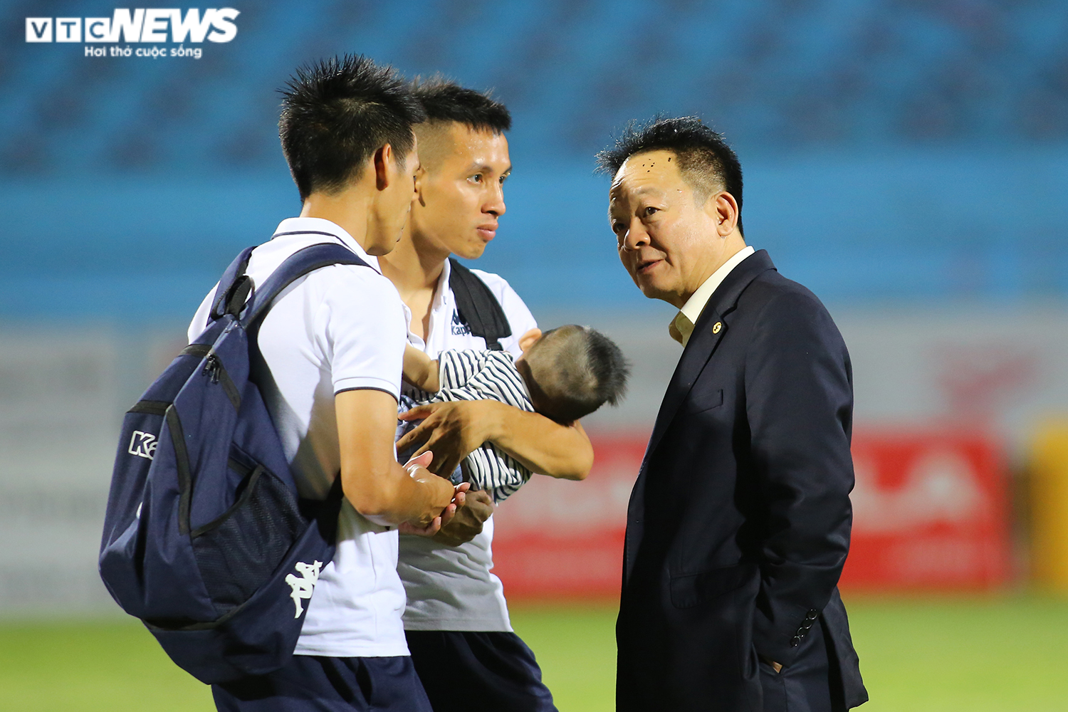 Sinh nhật buồn tẻ của Hà Nội FC: Bầu Hiển kém vui, khán giả lục tục bỏ về - 10