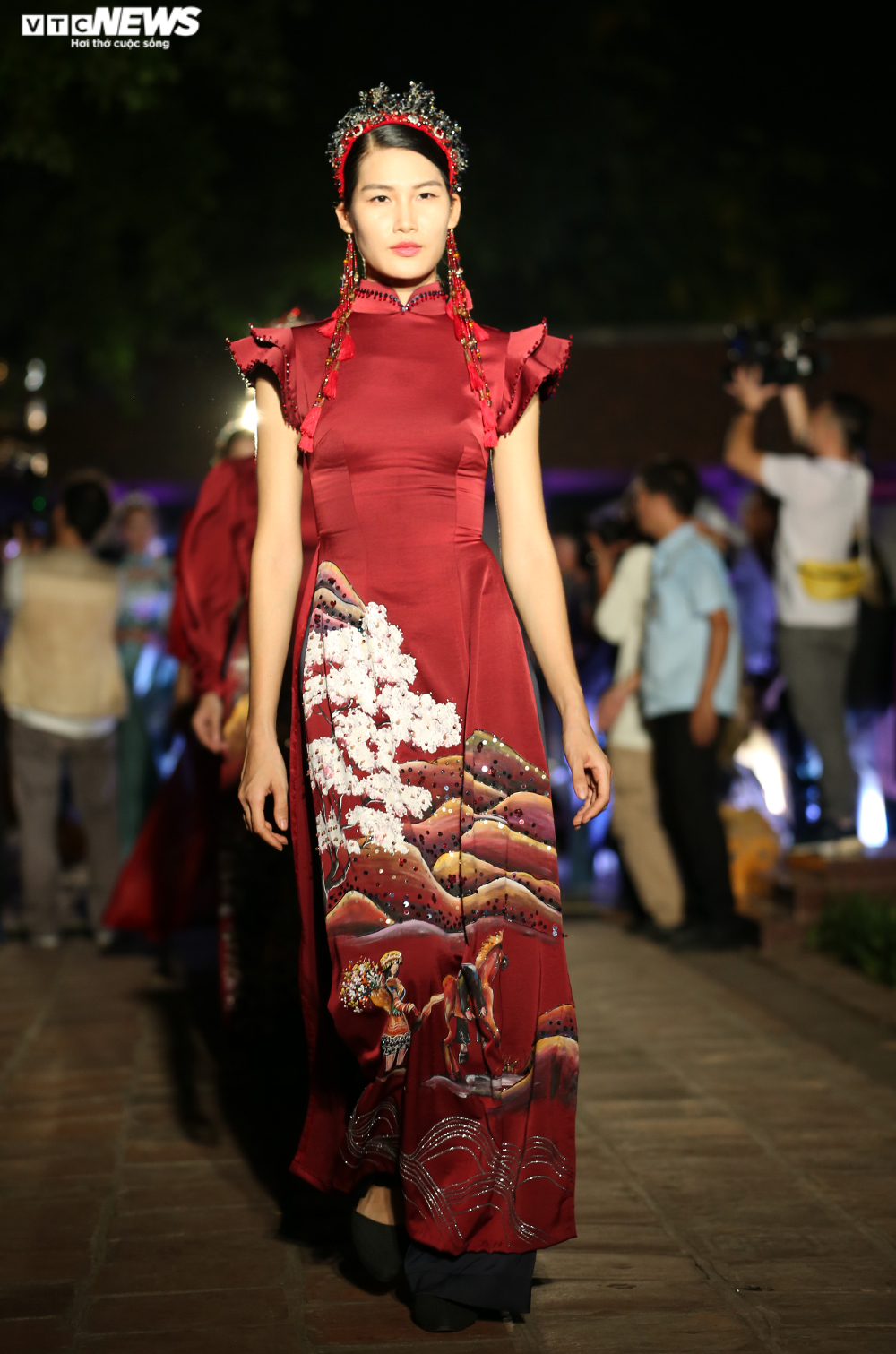 Nhà thiết kế Hoài Nguyễn mang cao nguyên đá Đồng Văn xuống Văn Miếu - 2
