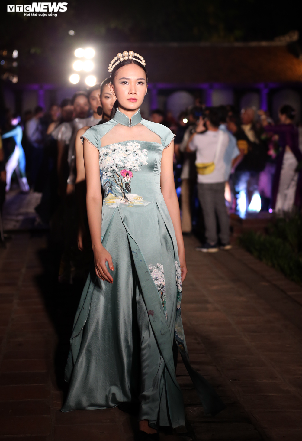 Nhà thiết kế Hoài Nguyễn mang cao nguyên đá Đồng Văn xuống Văn Miếu - 3