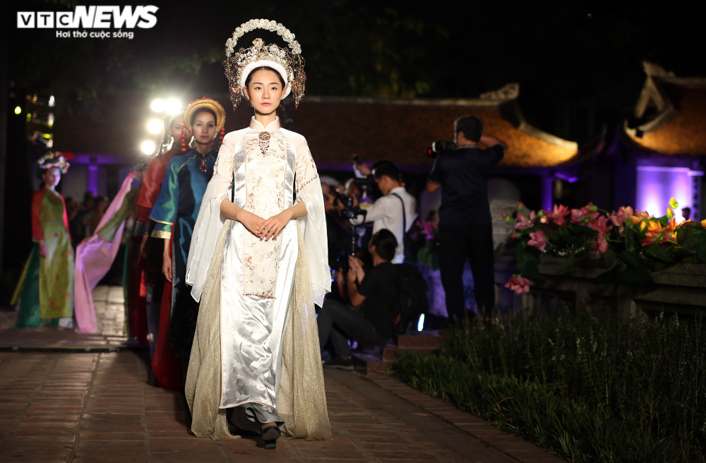 Nhà thiết kế Hoài Nguyễn mang cao nguyên đá Đồng Văn xuống Văn Miếu - 9