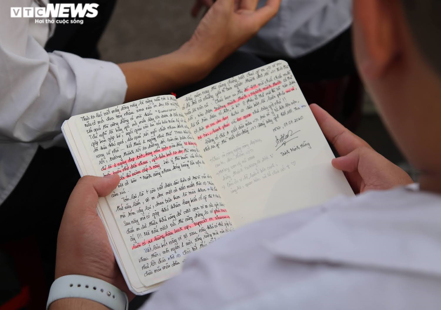 Học sinh khóc nức nở, ôm chặt thầy cô trong lễ bế giảng - 15