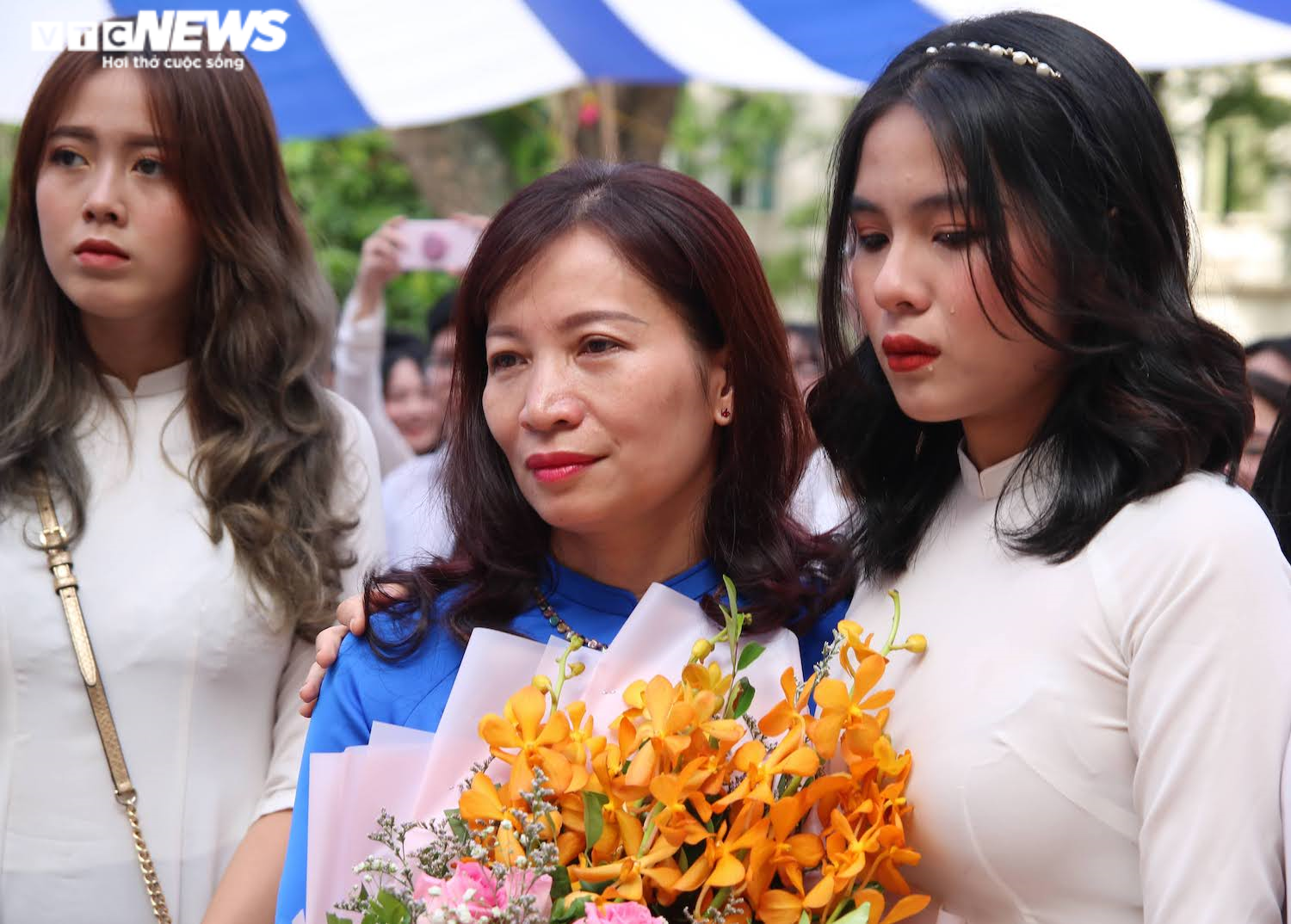 Học sinh khóc nức nở, ôm chặt thầy cô trong lễ bế giảng - 12