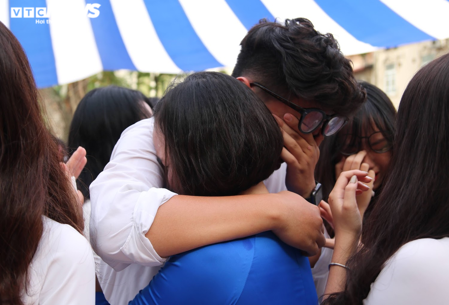 Học sinh khóc nức nở, ôm chặt thầy cô trong lễ bế giảng - 6