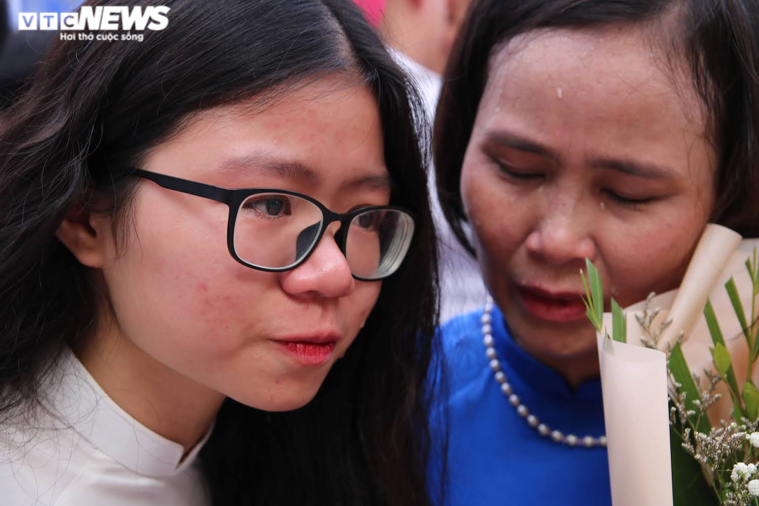 Học sinh khóc nức nở, ôm chặt thầy cô trong lễ bế giảng - 10