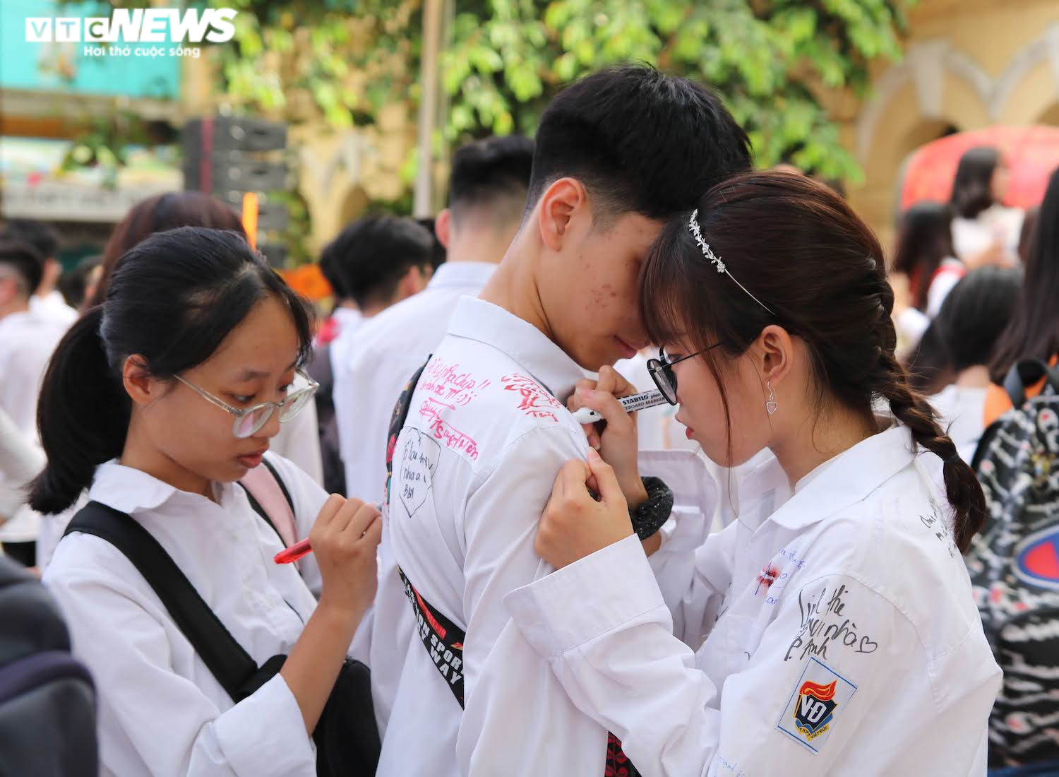 Học sinh khóc nức nở, ôm chặt thầy cô trong lễ bế giảng - 13