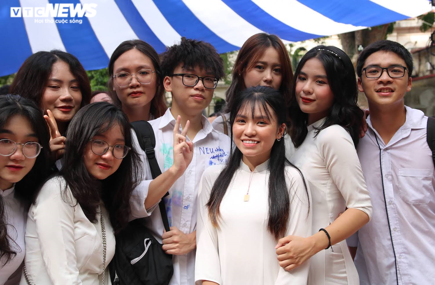 Học sinh khóc nức nở, ôm chặt thầy cô trong lễ bế giảng - 14