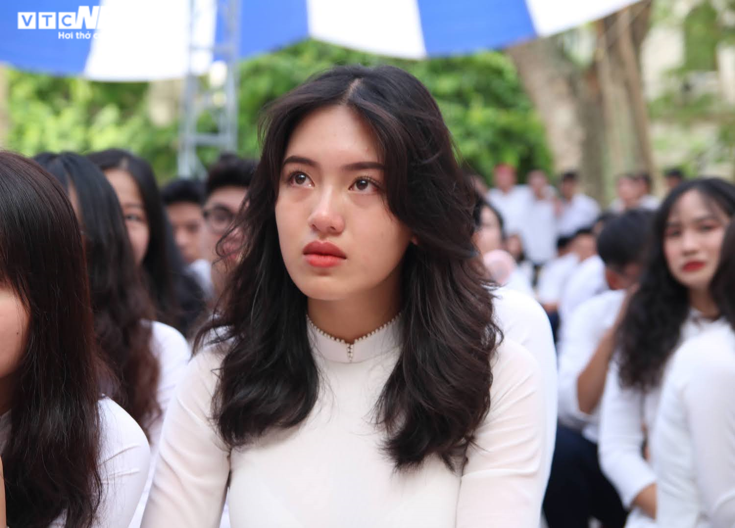 Học sinh khóc nức nở, ôm chặt thầy cô trong lễ bế giảng - 8