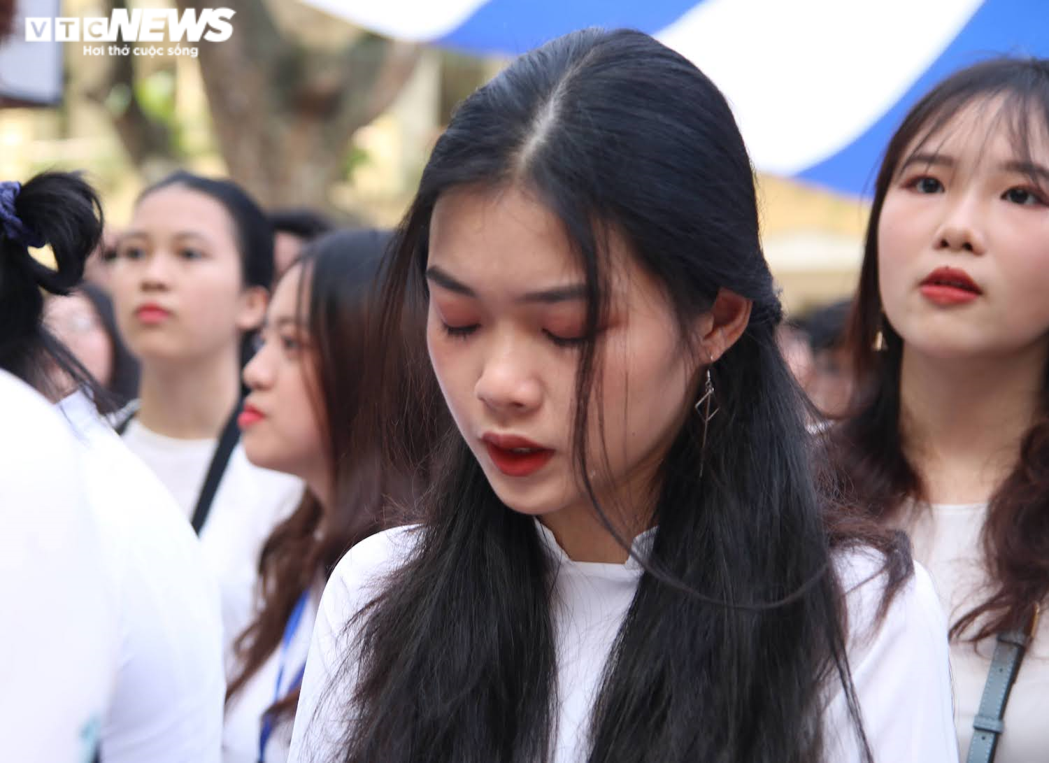 Học sinh khóc nức nở, ôm chặt thầy cô trong lễ bế giảng - 7