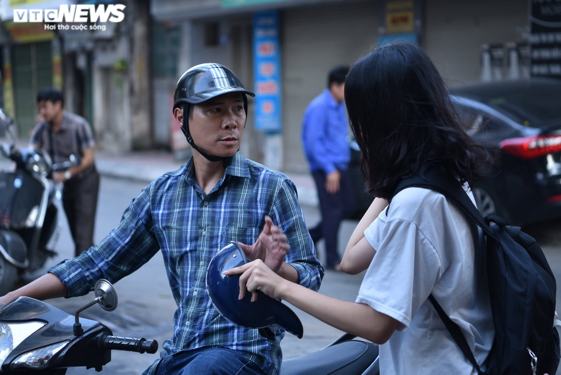 Phụ huynh 'đứng ngồi không yên' đợi con ngoài phòng thi giữa trời nắng nóng - 10