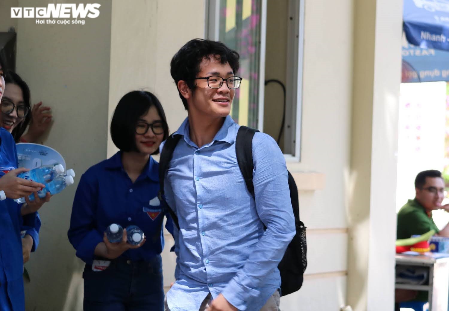 Đề Văn 'dễ thở', thí sinh Hà Nội rạng rỡ kết thúc môn thi đầu tiên - 6