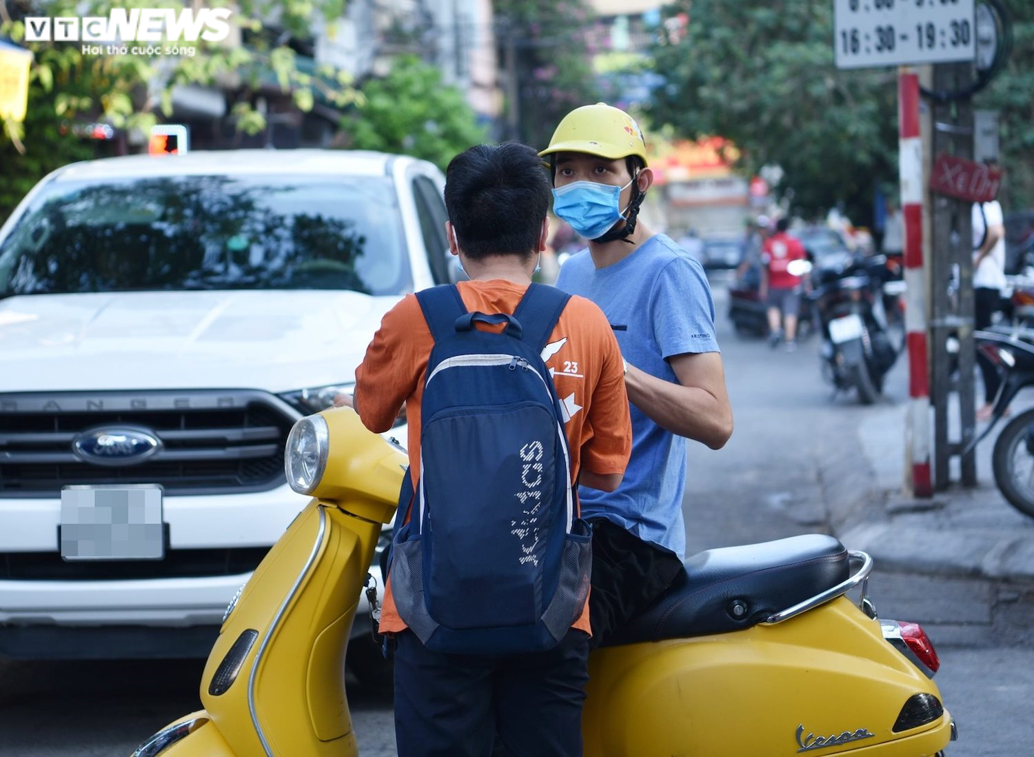 Phụ huynh 'đứng ngồi không yên' đợi con ngoài phòng thi giữa trời nắng nóng - 9