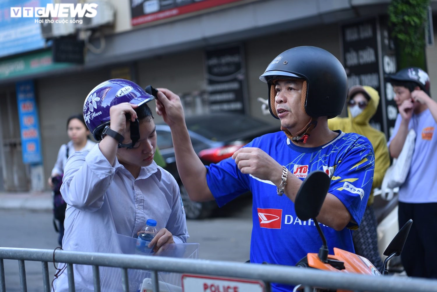 Phụ huynh 'đứng ngồi không yên' đợi con ngoài phòng thi giữa trời nắng nóng - 7