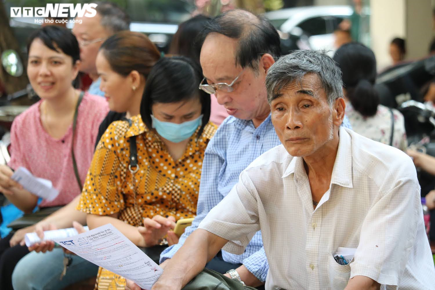 Hình ảnh ấn tượng khép lại kỳ thi vào lớp 10 giữa tiết trời nóng nực ở Hà Nội - 10