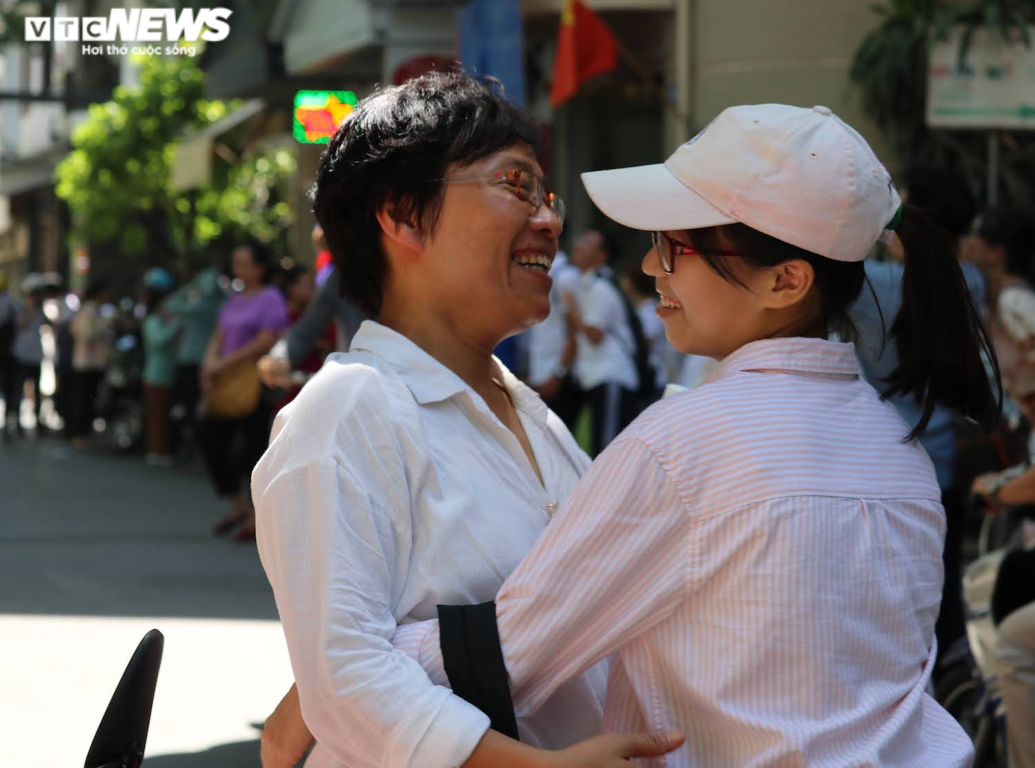 Hình ảnh ấn tượng khép lại kỳ thi vào lớp 10 giữa tiết trời nóng nực ở Hà Nội - 8