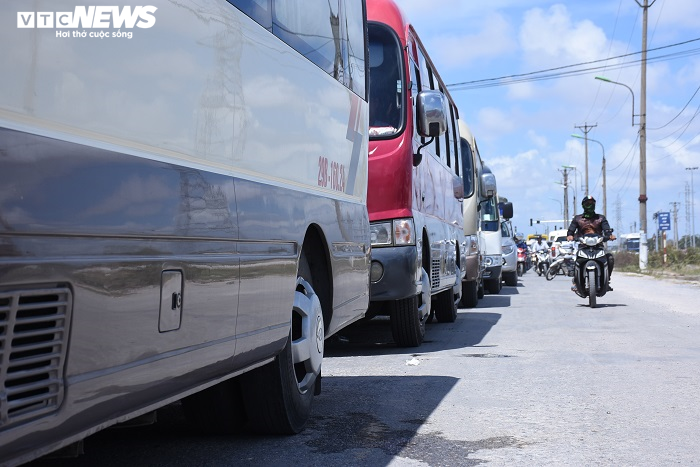 Hàng trăm ô tô chen chúc chờ phà ra đảo Cát Bà, khách phải đi bộ gần 1km - 1