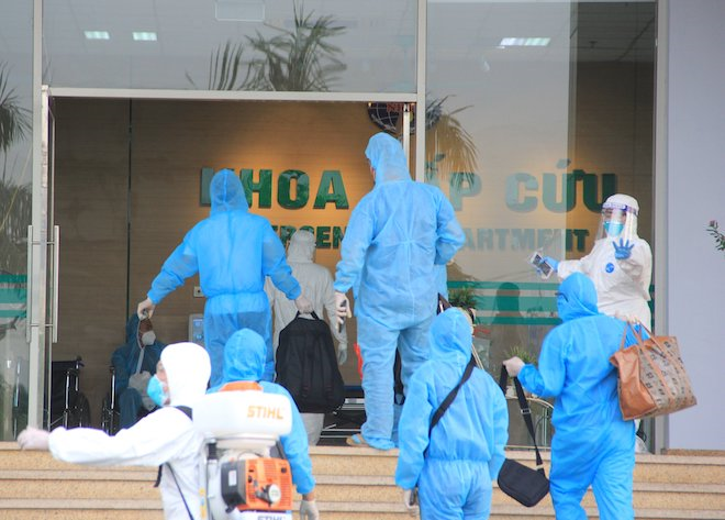 Hình ảnh 129 bệnh nhân mắc COVID-19 về từ Guinea Xích đạo tại Viện Nhiệt đới TW - 9