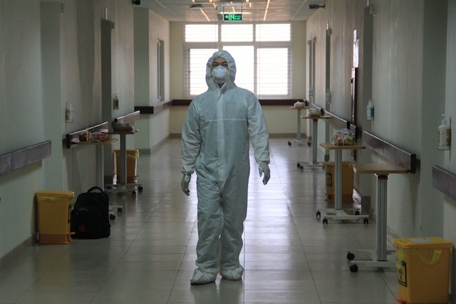 Hình ảnh 129 bệnh nhân mắc COVID-19 về từ Guinea Xích đạo tại Viện Nhiệt đới TW - 6