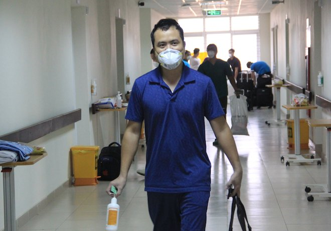 Hình ảnh 129 bệnh nhân mắc COVID-19 về từ Guinea Xích đạo tại Viện Nhiệt đới TW - 8