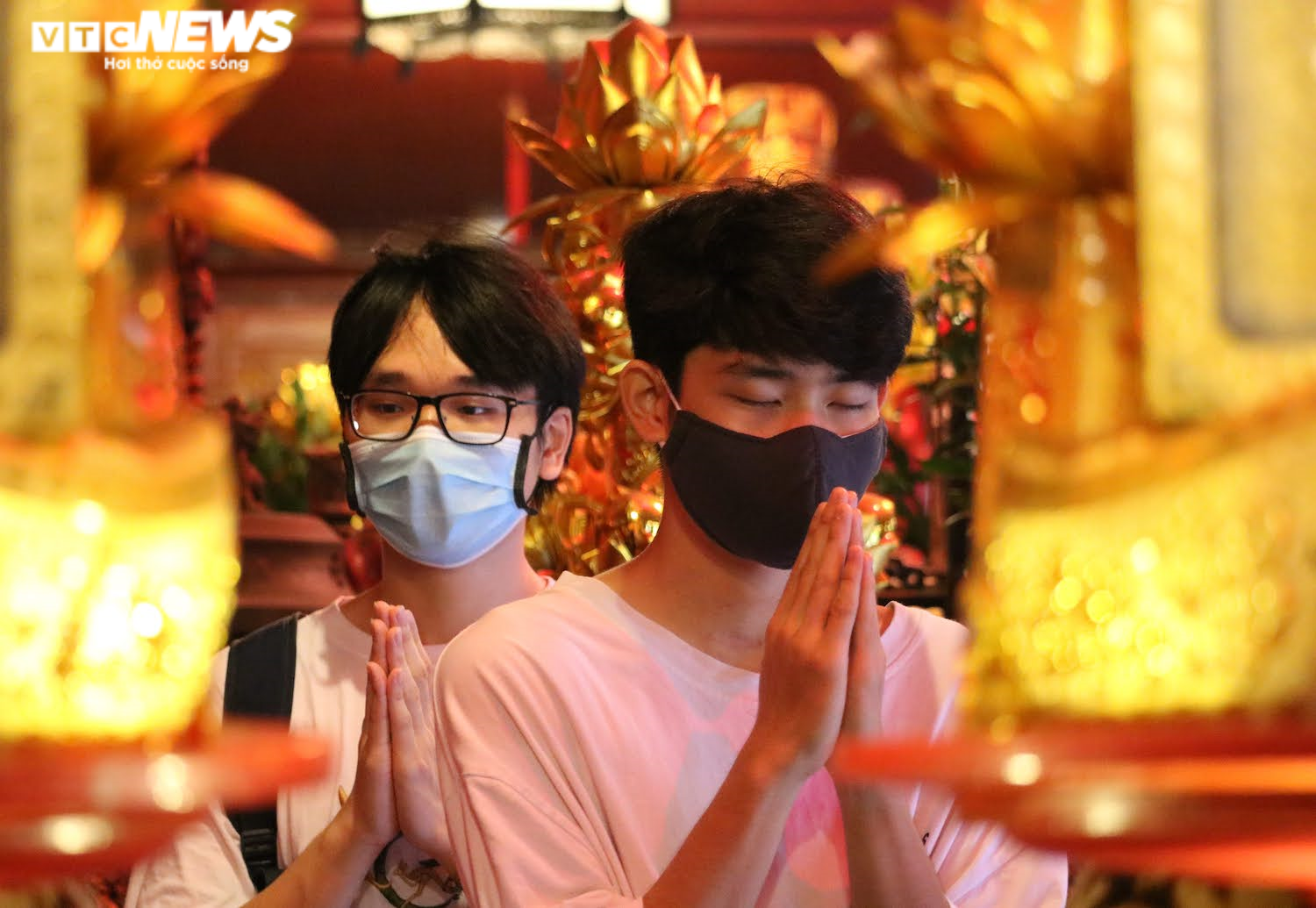 Trời mưa, thí sinh vẫn nườm nượp đến Văn Miếu cầu may trước kỳ thi THPT - 5