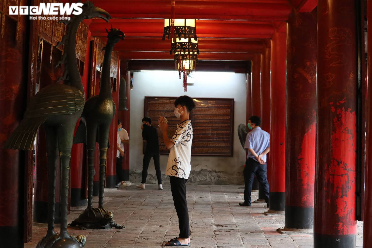 Trời mưa, thí sinh vẫn nườm nượp đến Văn Miếu cầu may trước kỳ thi THPT - 8