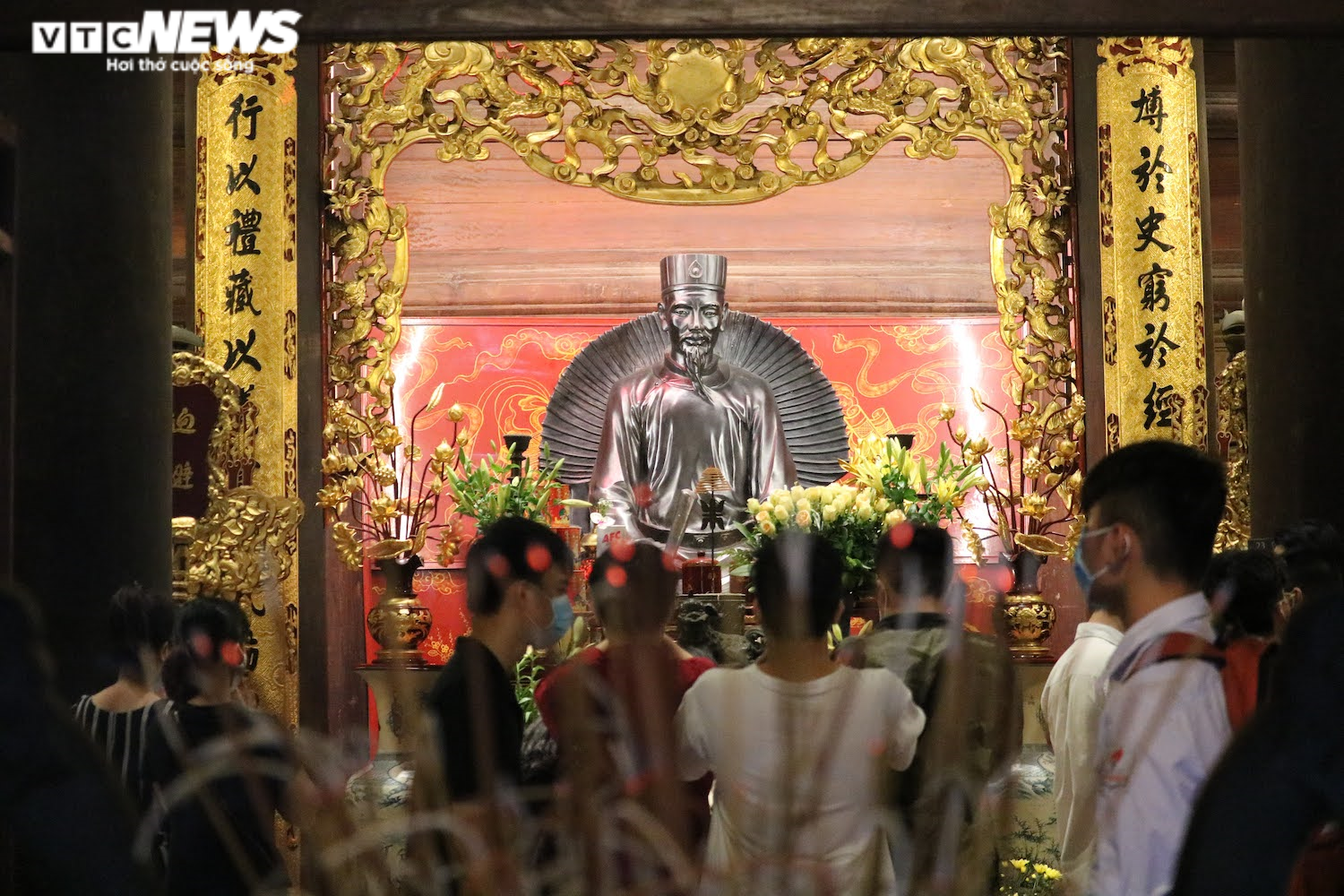 Trời mưa, thí sinh vẫn nườm nượp đến Văn Miếu cầu may trước kỳ thi THPT - 6