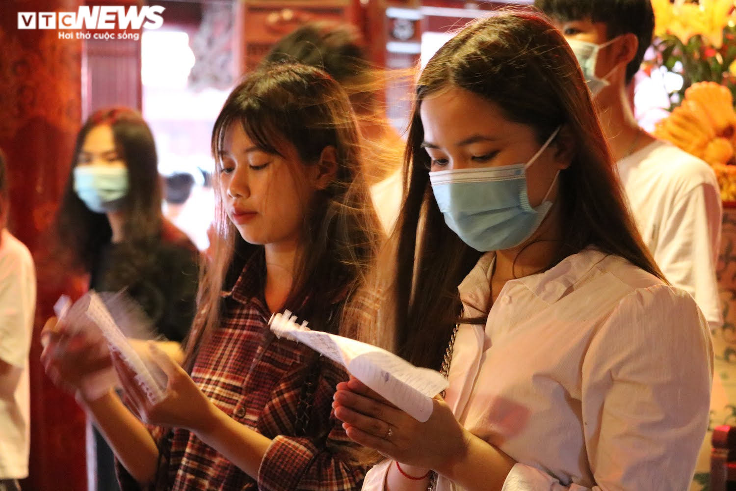 Trời mưa, thí sinh vẫn nườm nượp đến Văn Miếu cầu may trước kỳ thi THPT - 4