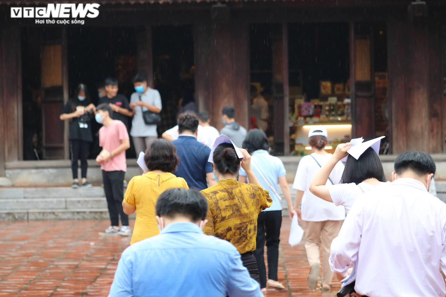 Trời mưa, thí sinh vẫn nườm nượp đến Văn Miếu cầu may trước kỳ thi THPT - 9