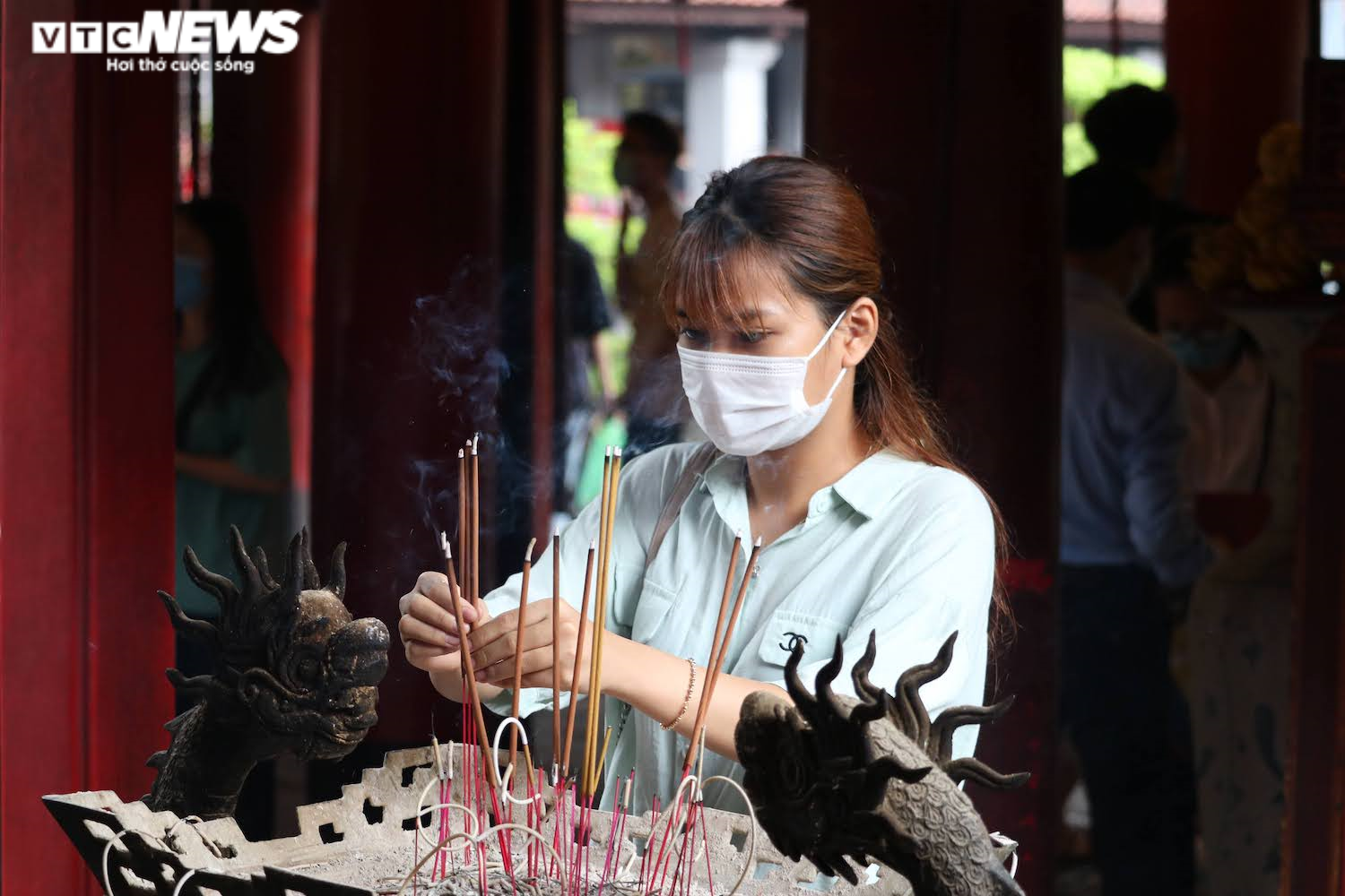 Trời mưa, thí sinh vẫn nườm nượp đến Văn Miếu cầu may trước kỳ thi THPT - 3