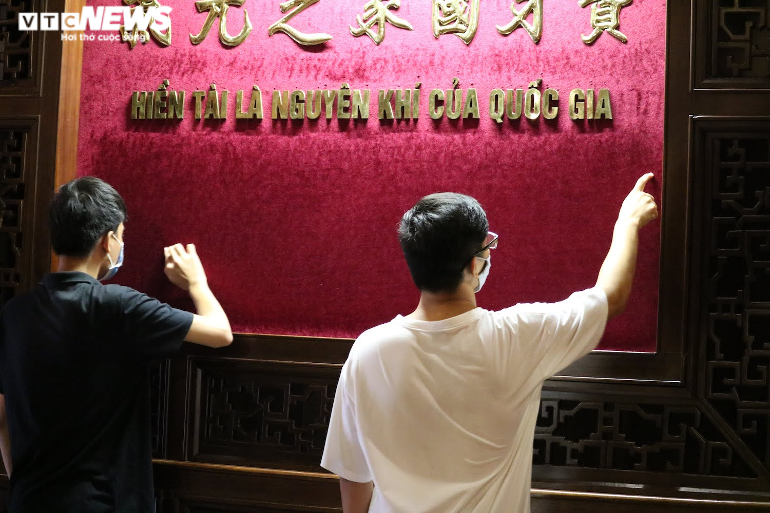 Trời mưa, thí sinh vẫn nườm nượp đến Văn Miếu cầu may trước kỳ thi THPT - 7