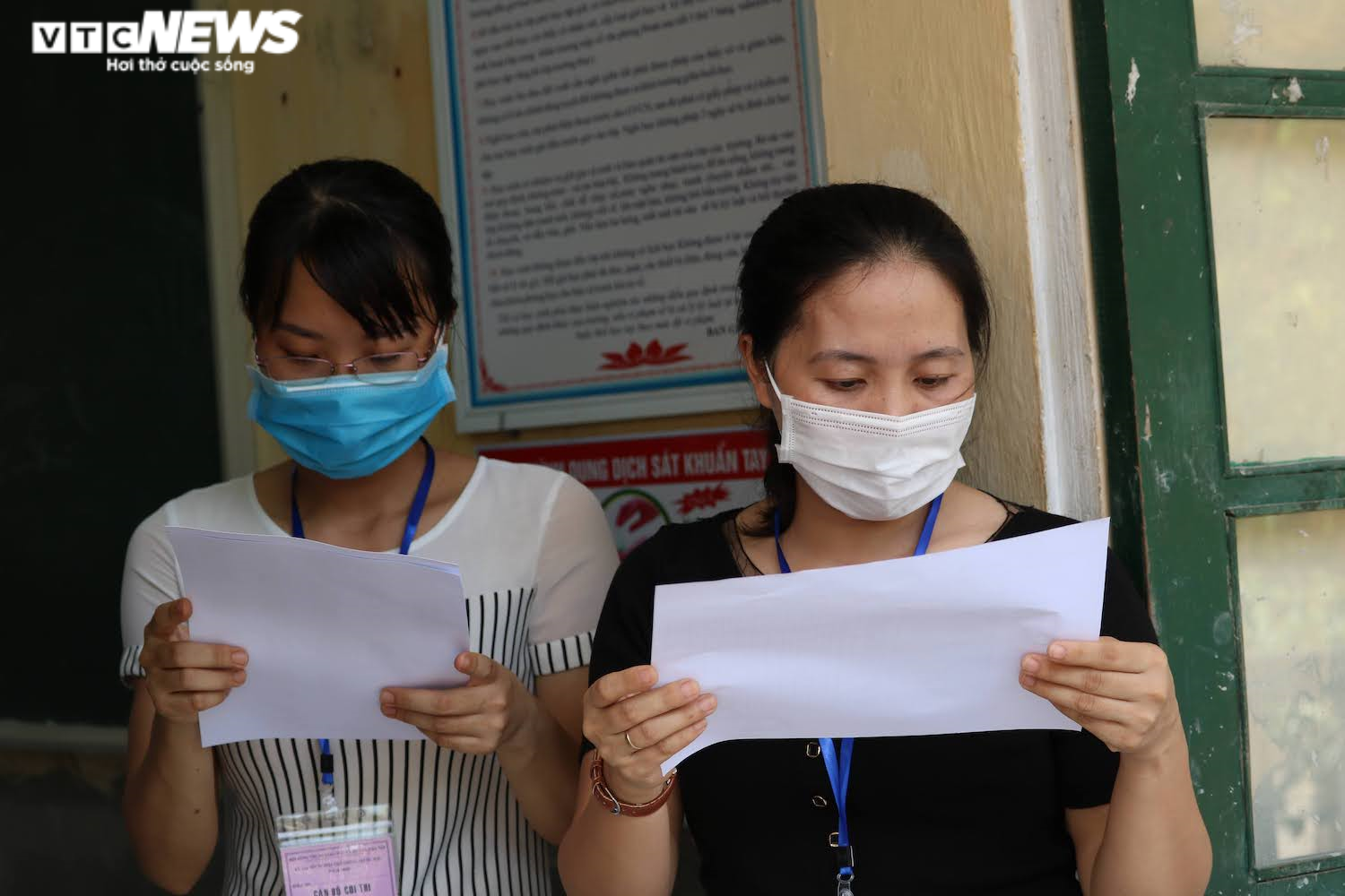 Kiểm tra y tế nghiêm ngặt gần 900.000 thí sinh vào làm thủ tục thi THPT - 3