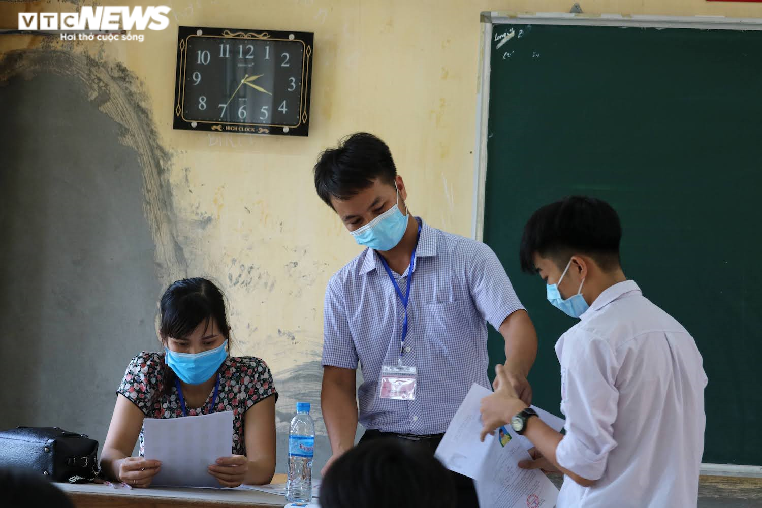 Kiểm tra y tế nghiêm ngặt gần 900.000 thí sinh vào làm thủ tục thi THPT - 5