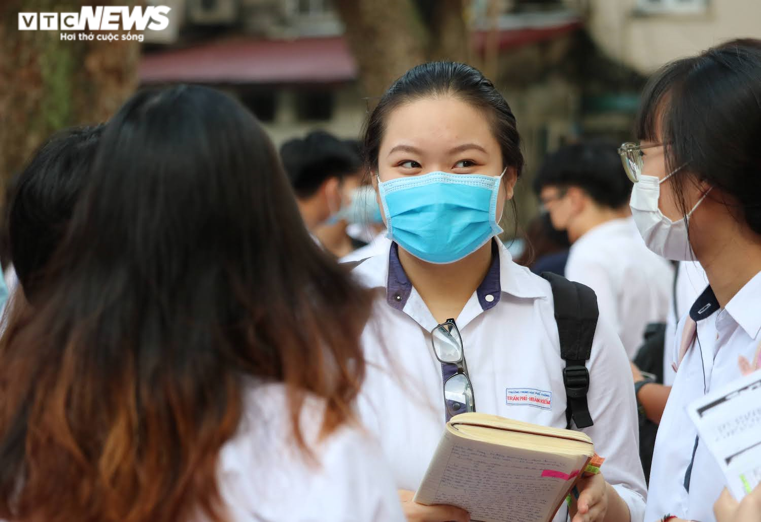 Thí sinh chăm chú ôn bài trước giờ thi môn Văn kỳ thi tốt nghiệp THPT - 3