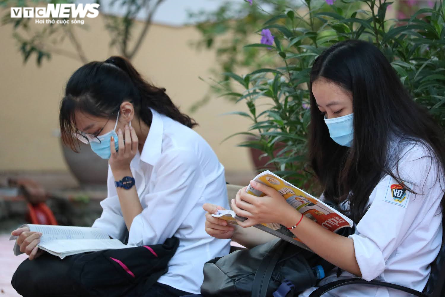 Thí sinh chăm chú ôn bài trước giờ thi môn Văn kỳ thi tốt nghiệp THPT - 4