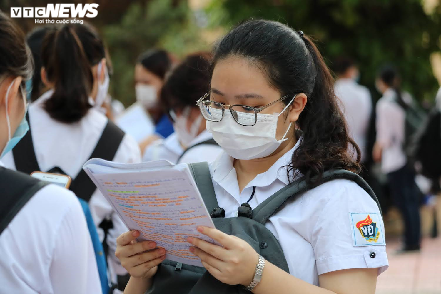 Thí sinh chăm chú ôn bài trước giờ thi môn Văn kỳ thi tốt nghiệp THPT - 2