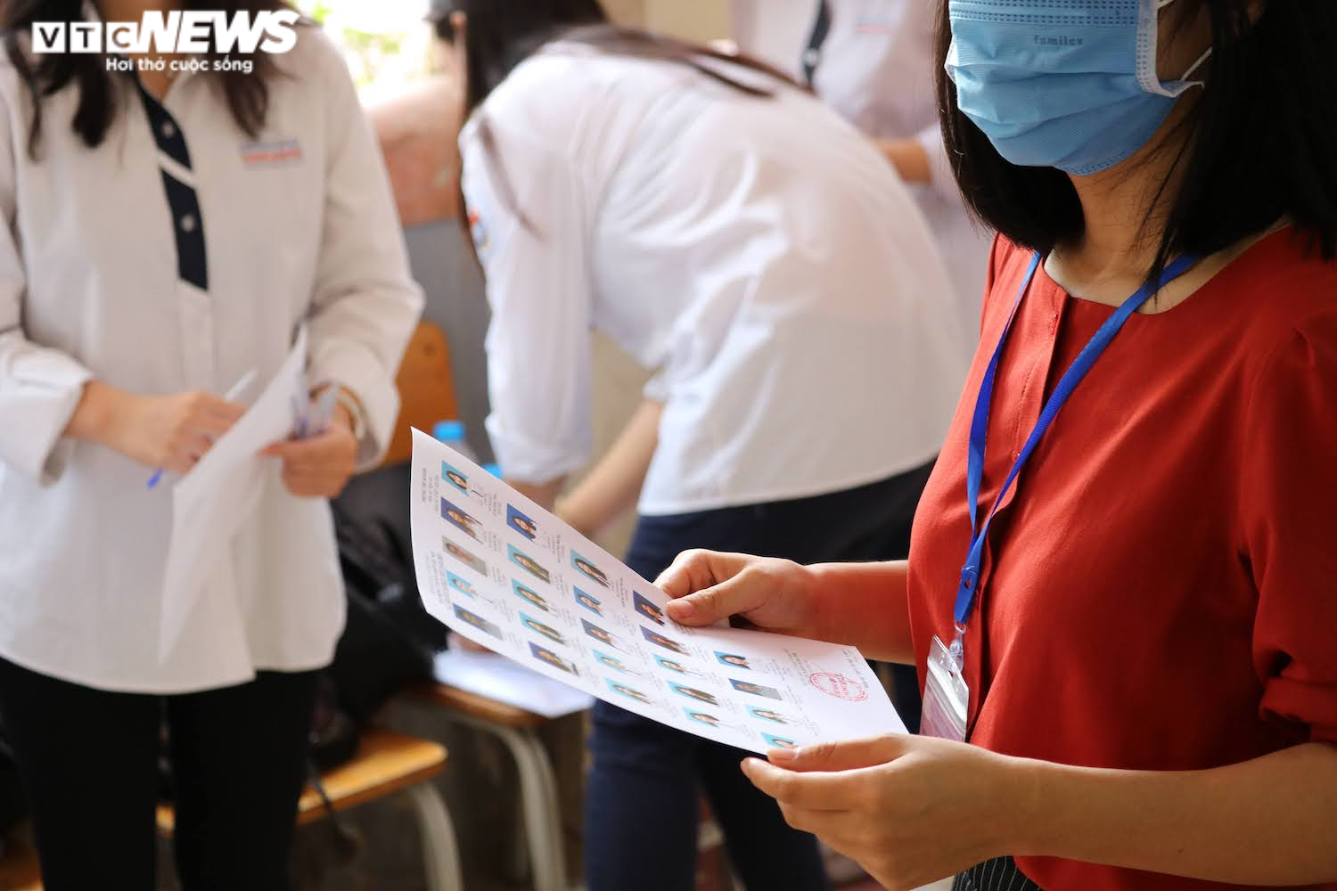 Thí sinh chăm chú ôn bài trước giờ thi môn Văn kỳ thi tốt nghiệp THPT - 5