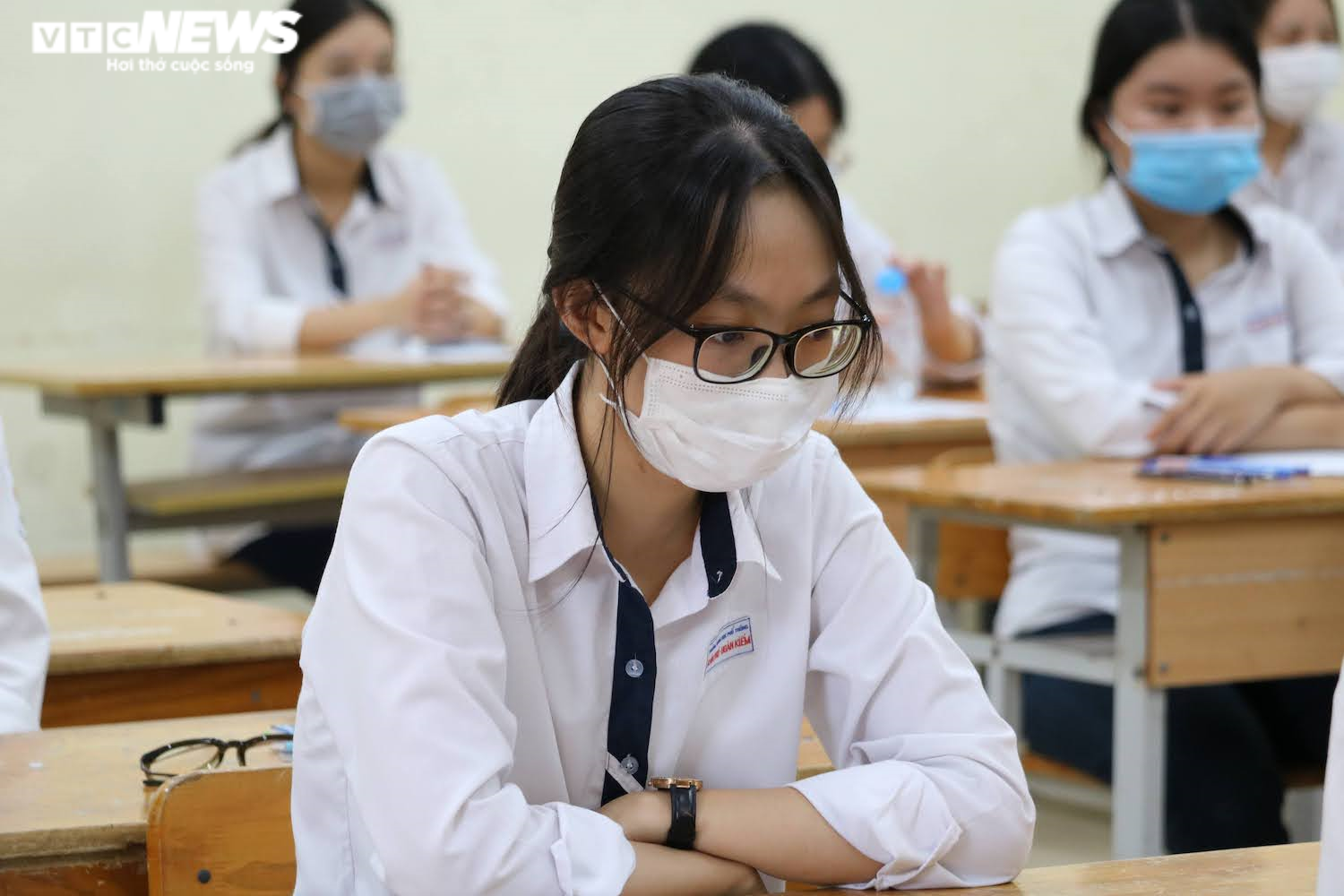 Thí sinh chăm chú ôn bài trước giờ thi môn Văn kỳ thi tốt nghiệp THPT - 8