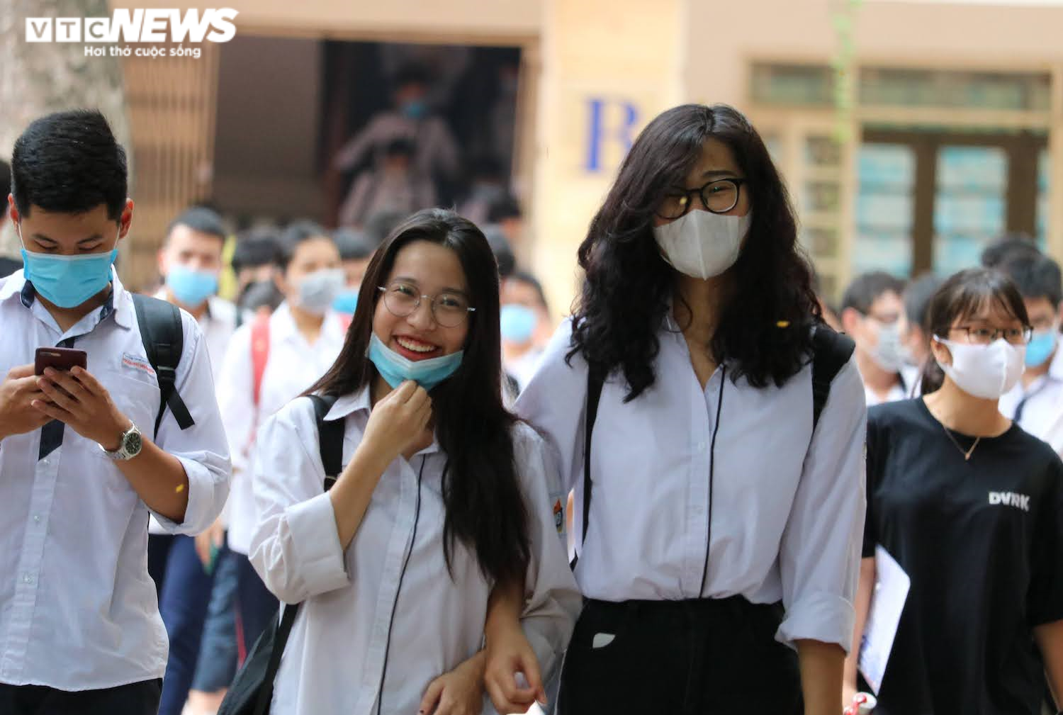 Đề Văn thi tốt nghiệp THPT: Thí sinh vui vẻ rời phòng thi vì đề dễ - 3