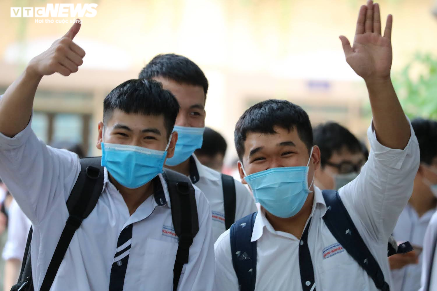 Đề Văn thi tốt nghiệp THPT: Thí sinh vui vẻ rời phòng thi vì đề dễ - 2