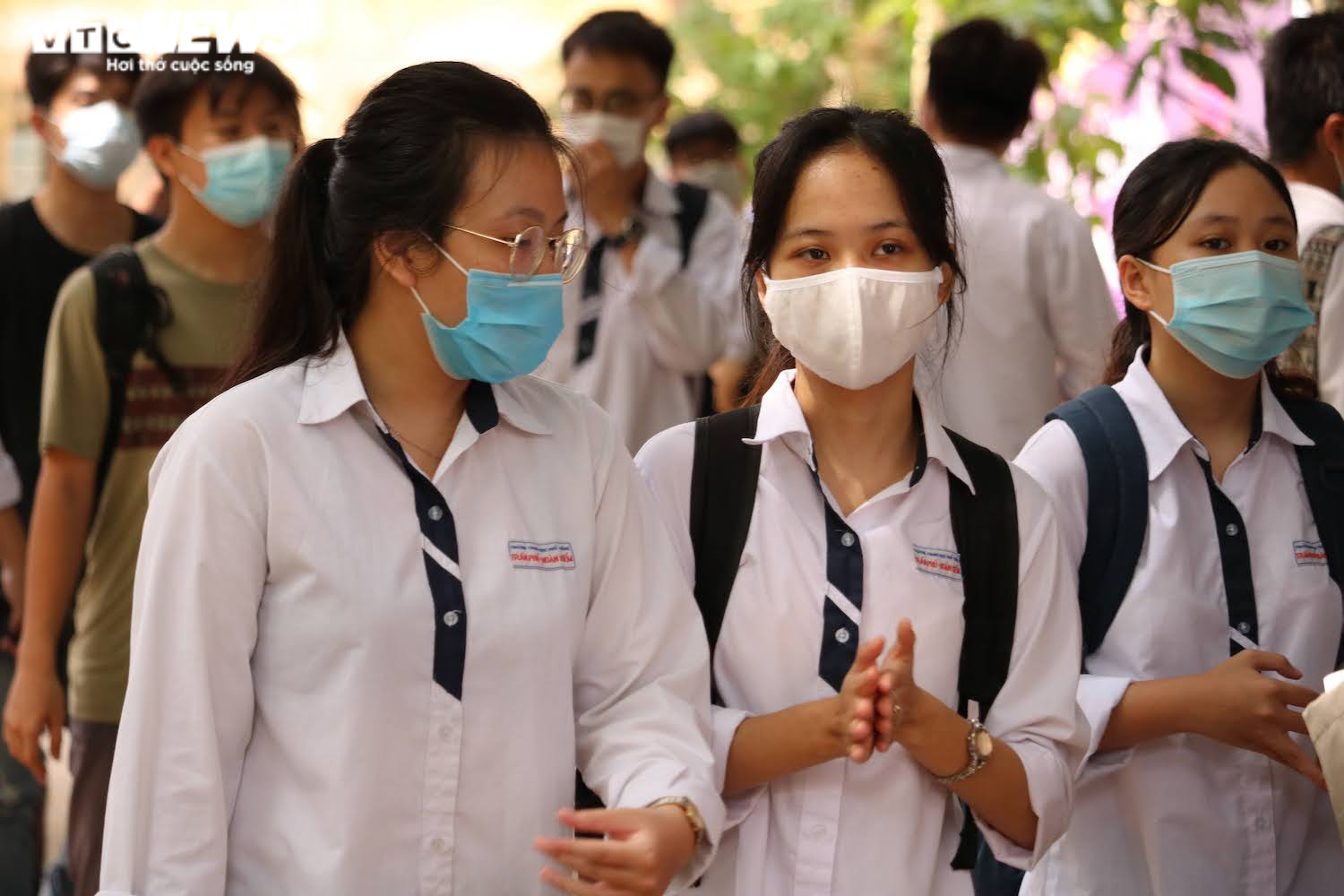 Đề Văn thi tốt nghiệp THPT: Thí sinh vui vẻ rời phòng thi vì đề dễ - 1