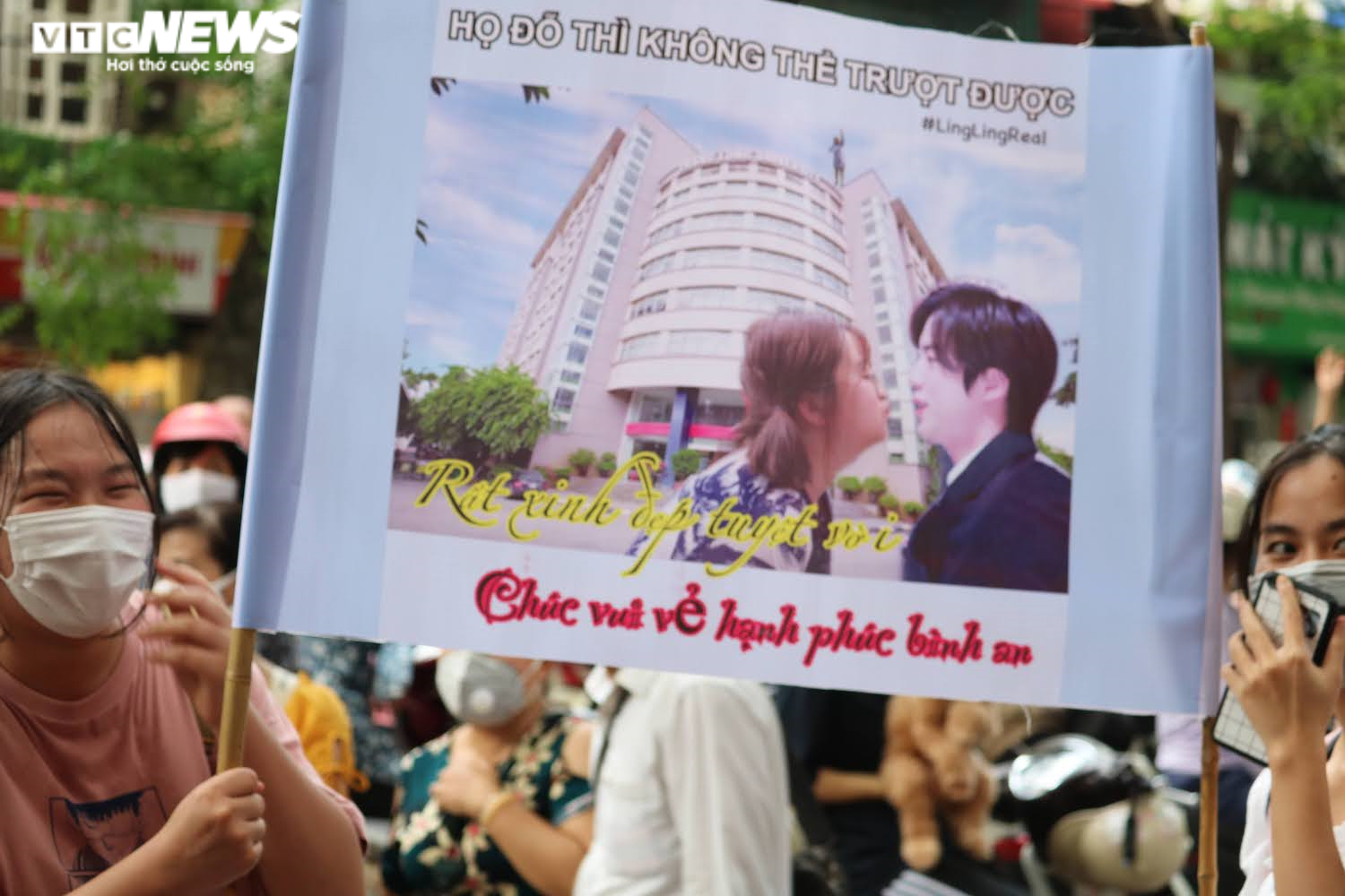 Thí sinh được bạn thân căng băng rôn chào đón như thần tượng - 1