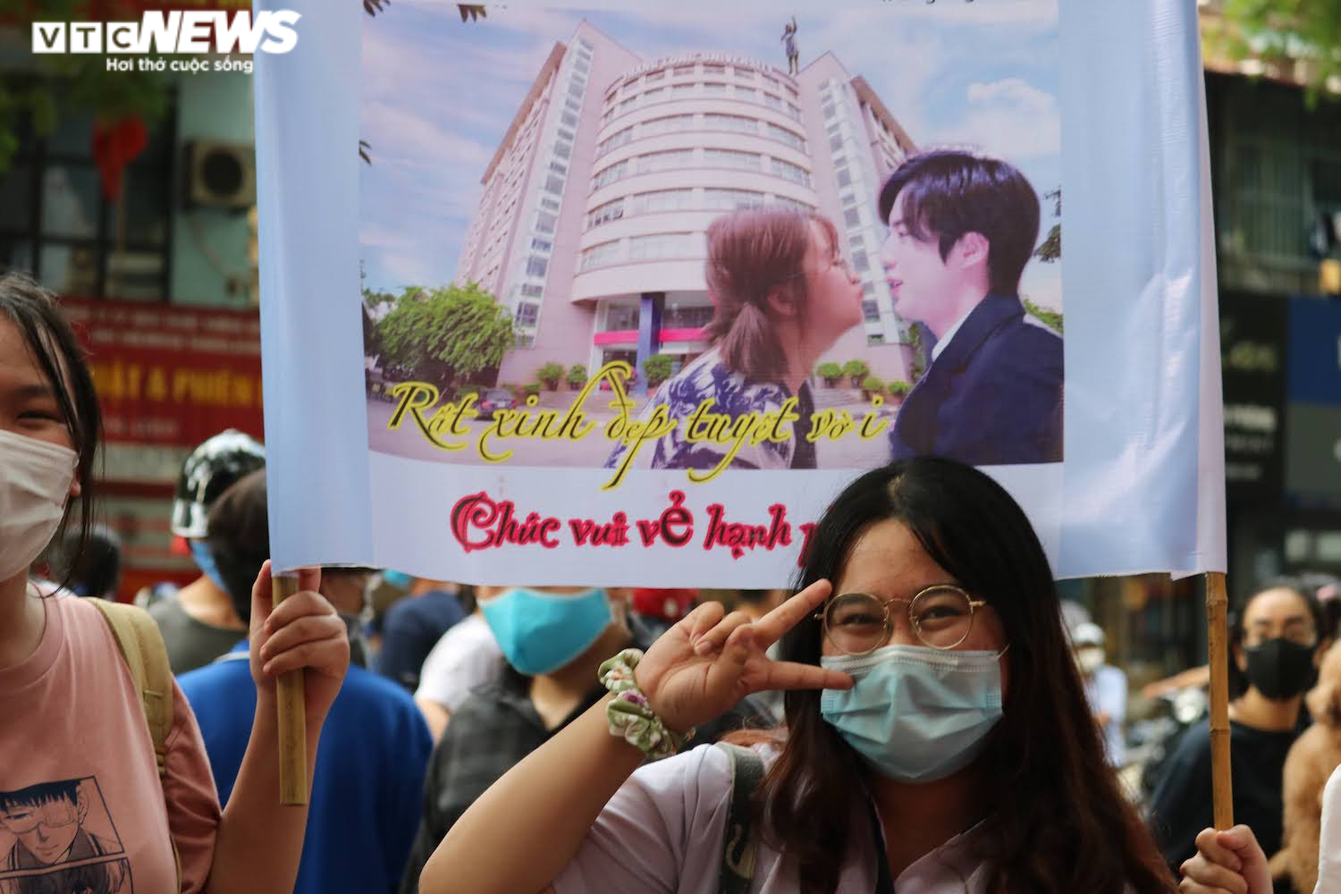 Thí sinh được bạn thân căng băng rôn chào đón như thần tượng - 2