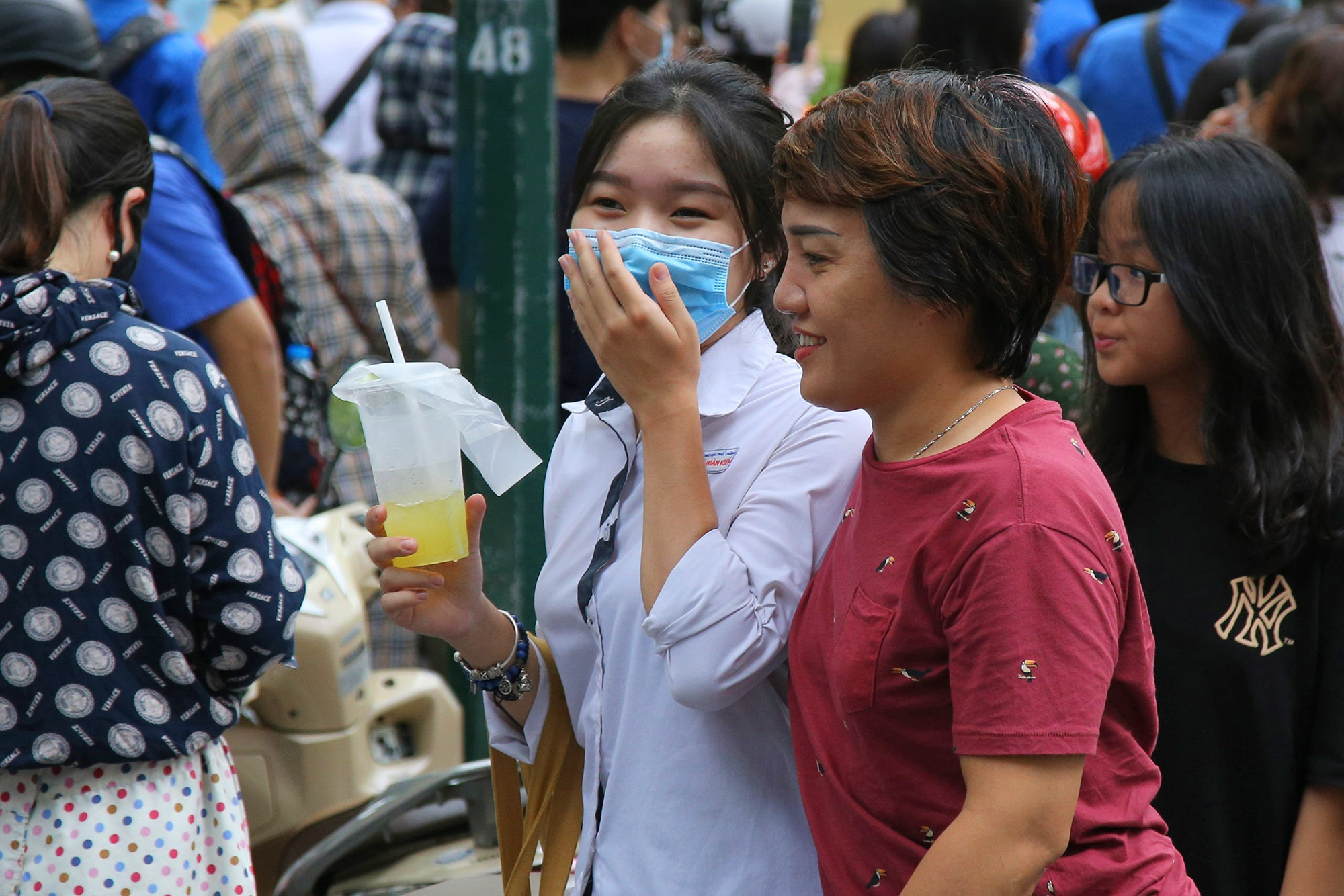 Thí sinh được bạn thân căng băng rôn chào đón như thần tượng - 5