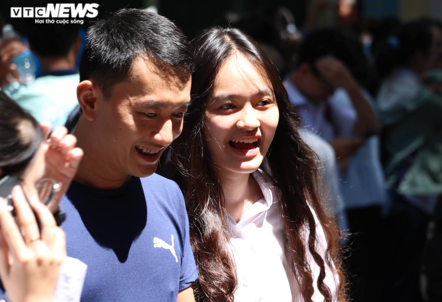 Thí sinh được bạn thân căng băng rôn chào đón như thần tượng - 6