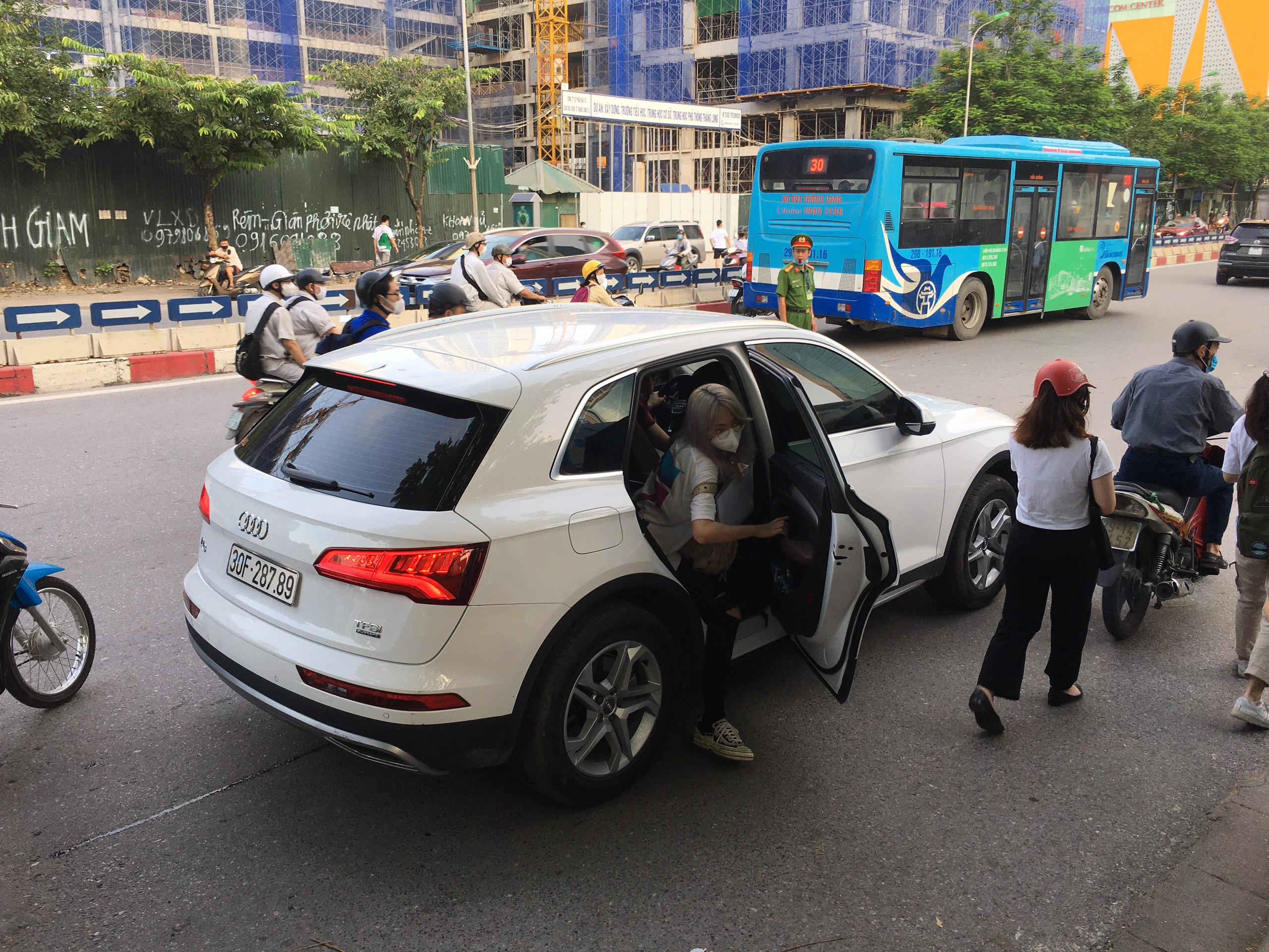 Ngắm dàn xe hơi tiền tỷ đưa cậu ấm cô chiêu đi thi tốt nghiệp THPT - 9