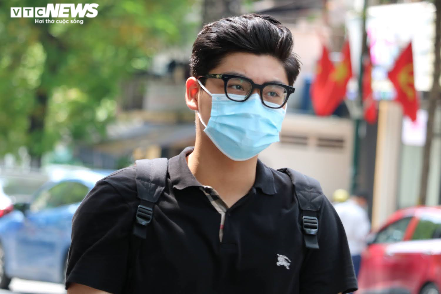 Thí sinh bị gãy chân, phải chống nạng đi thi môn cuối kỳ thi tốt nghiệp THPT - 6