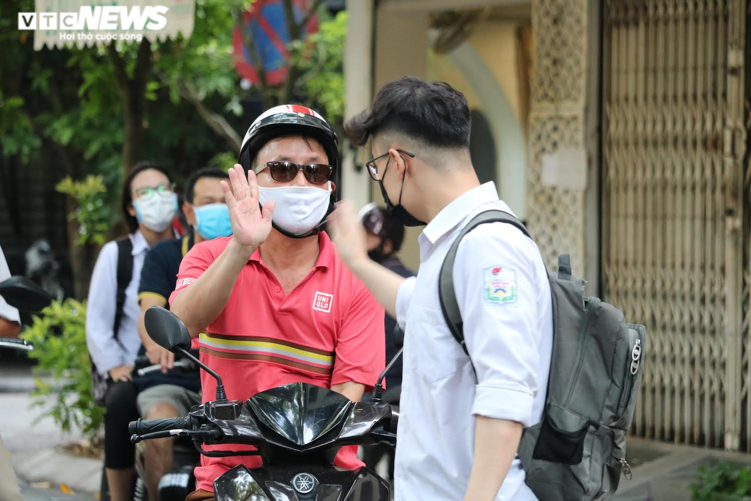 Thí sinh bị gãy chân, phải chống nạng đi thi môn cuối kỳ thi tốt nghiệp THPT - 3